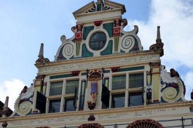 Coevorden, Hollanda - 27 Eylül 2019 Friesestraat 9, Coevorden, 1631 'de bir tüccar tarafından inşa edildi. Ne kadar zengin olduğunu göstermek için dekore ettirmiş, ortadaki figür 1971 'den kalma, orijinal heykel çalındığından beri.