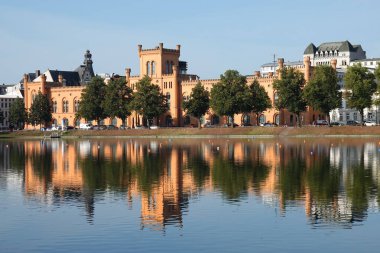 Schwerin, Almanya 27 Ağustos 2024 ünlü bir bina: Arsenal, 1840 civarında inşa edildi ve Pfaffenteich 'e yansıdı. Günümüzde İçişleri, İnşaat ve Dijitalleştirme Bakanlığı 'nın merkezi konumundadır. 