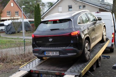 Itterbeck, Almanya - 7 Ocak 2025 Arızalı bir Mercedes Banz bir karavanda sürülüyor