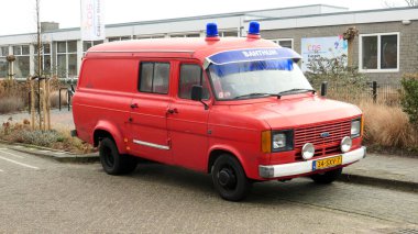 Bergentheim, Hollanda - 6 Şubat 2025 - 78 model kırmızı bir Ford Transit Van..