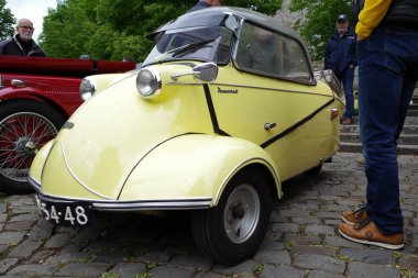 Bad Bentheim, Almanya - 4 Mayıs 2025 1958 'den sevimli sarı bir Messersmitt Kabinroller KR200 Bad Bentheim' deki klasik araba toplantısına çok dikkat çekiyor.
