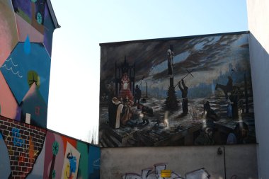 Osnabrueck, Almanya - 6 Mart 2025 Sanatçı Alex Gundrum 'un' Heksenwahn '(cadılık sanrısı) adlı duvar resmi bir keşiş tarafından lanetlenmiş bir cadıyı gösteriyor. Bu tartışmalı bir sanat eseri.