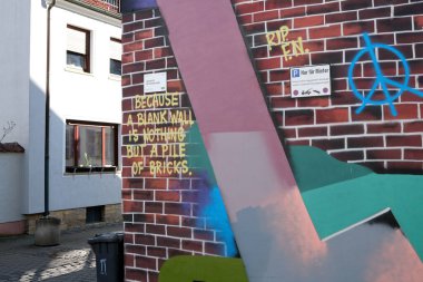 Osnabrueck, Almanya - 6 Mart 2025 Duvarı bir grafiti sanatçısı boyadı çünkü boş bir duvar bir tuğla yığınından başka bir şey değildir. 