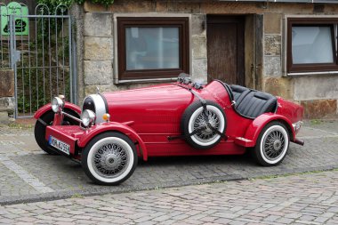 Bad Bentheim, Almanya - 4 Mayıs 2025 Kırmızı Bugatti tipi 35 model bir kopya şehir merkezine park edilmiştir. Harika görünüyor.