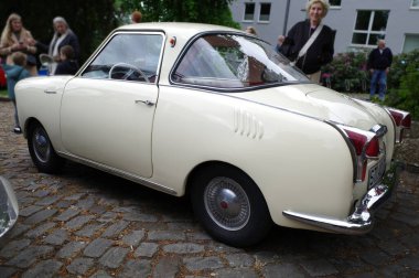 Bad Bentheim, Almanya - 4 Mayıs 2025 Beyaz Goggomobil TS coupe, 1964 ve 1969 yılları arasında bir yerde inşa edildi