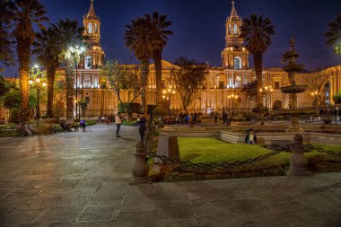 Arequipa, Peru - 15 Eylül 2022: Arka planda fıskiyesi ve katedrali ile Arequipa 'daki Plaza de Armas' da uzun süre maruz kalma