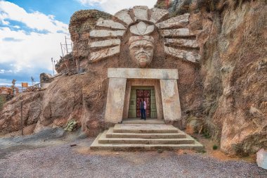 Cusco, Peru - 24 Eylül 2022: La Morada De Los Dioses - Apukunaq Tianan (tanrıların evi), Cusco 'da bir turistik merkez. Güneş tanrısı tapınağının girişinde bir turist var..