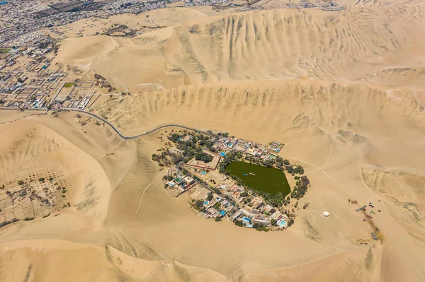 Luftaufnahme Der Wüstenoase Huacachina Der Nähe Der Stadt Ica Peru lizenzfreie Stockfotos