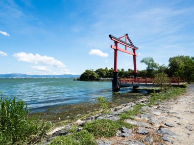 Japonya, Otsu 'daki Sakamoto Kalesi Harabeleri' ndeki Hichihon Yanagimiya türbesinin kırmızı torii kapıları.