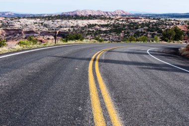 Canyonlands Ulusal Parkı 'nın Gök Bölgesi' ndeki adaya giden manzara yolu - Utah, ABD