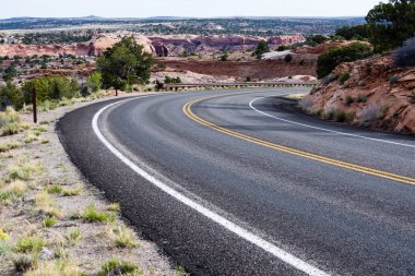 Canyonlands Ulusal Parkı 'nın Gök Bölgesi' ndeki adaya giden manzara yolu - Utah, ABD