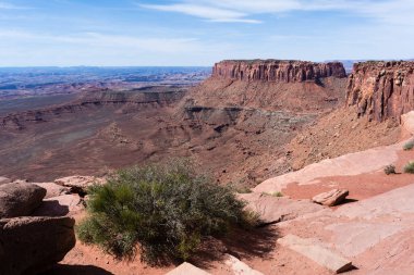 Canyonlands Ulusal Parkı 'ndaki Grand Viewpoint patikasından manzara - Moab, Utah, ABD