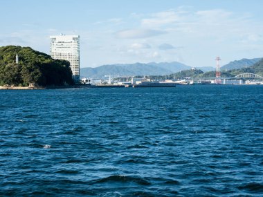 Hiroşima, Japonya - 24 Ağustos 2018: Deniz manzaralı Hiroşima şehri