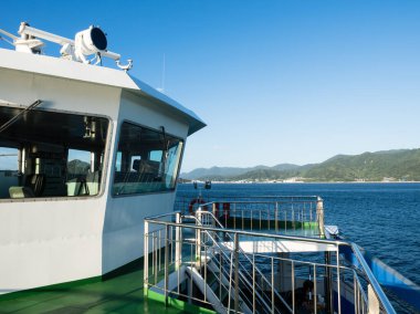 Bir feribotun üst güvertesi Seto İç Denizi 'ni geçerek Hiroşima limanına, Japonya' ya dönüyor.