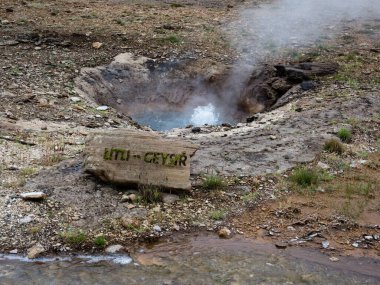 İzlanda, Geysir Jeotermal Bölgesi 'nde küçük Geysir kaplıcası