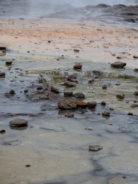 İzlanda, Geysir Jeotermal Bölgesi 'nde sıcak kaynak havuzu