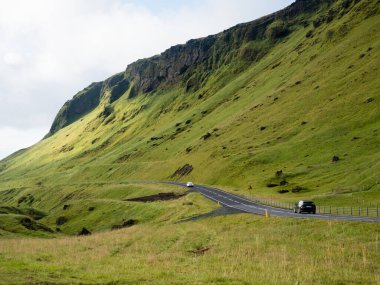 Vik, İzlanda yakınlarındaki Halka Yolu 'nda manzaralı arazide giden arabalar.