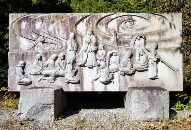 Koshu, Japonya - 26 Ekim 2017: Himegafuchi 'de taş çeliği, kabilelerinin çöküşünden sonra kendilerini nehre atan Takeda klanının 16 kadınının anısına