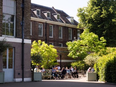 Londra, İngiltere - Haziran 06, 2018: Kensington Palace Cafe 'de insanlar güzel havanın tadını çıkarıyor