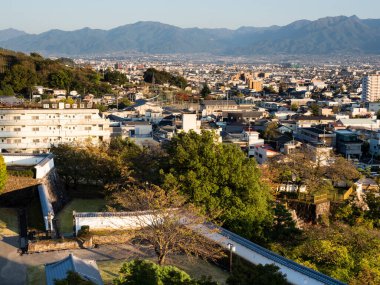 Kofu, Japonya - 26 Ekim 2017: Maizuru Kalesi Parkı 'ndan Kofu şehrinin manzarası)