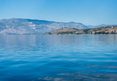 Chelan-Stehekin feribot iskelesinden Chelan Gölü 'nün sabah manzarası - Washington State, ABD