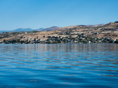 Sabah Chelan Gölü kıyısı, Chelan-Stehekin feribot iskelesinden manzara - Washington Eyaleti, ABD