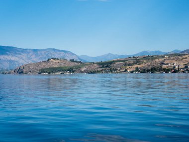 Chelan-Stehekin feribot iskelesinden Chelan Gölü 'nün sabah manzarası - Washington State, ABD