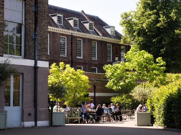 Londra, İngiltere - Haziran 06, 2018: Kensington Palace Cafe 'de insanlar güzel havanın tadını çıkarıyor