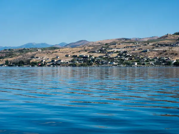 Sabah Chelan Gölü kıyısı, Chelan-Stehekin feribot iskelesinden manzara - Washington Eyaleti, ABD