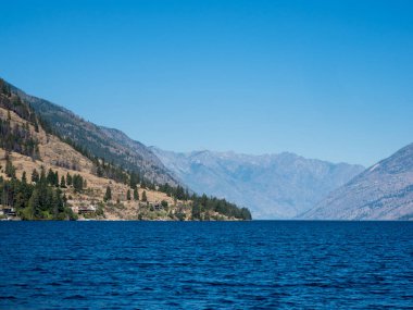 Güneşli bir günde Chelan Gölü manzarası - Washington Eyaleti, ABD