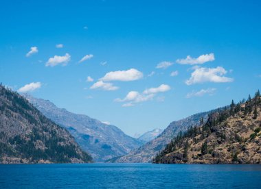 Güneşli bir günde, Chelan Gölü 'nün kuzey ucundaki manzara - Washington Eyaleti, ABD
