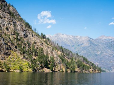 Güneşli bir günde, Chelan Gölü 'nün kuzey ucundaki manzara - Washington Eyaleti, ABD