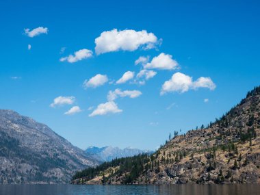 Güneşli bir günde, Chelan Gölü 'nün kuzey ucundaki manzara - Washington Eyaleti, ABD