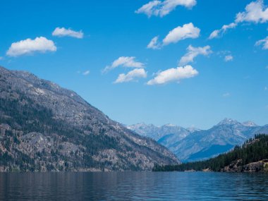 Güneşli bir günde, Chelan Gölü 'nün kuzey ucundaki manzara - Washington Eyaleti, ABD