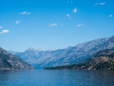 Güneşli bir günde, Chelan Gölü 'nün kuzey ucundaki manzara - Washington Eyaleti, ABD