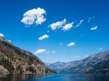 Güneşli bir günde, Chelan Gölü 'nün kuzey ucundaki manzara - Washington Eyaleti, ABD
