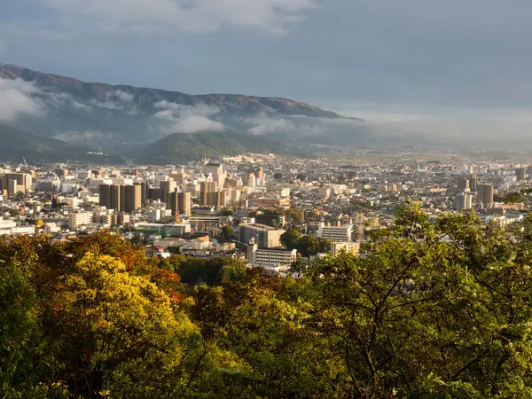 Matsumoto, Japonya - 24 Ekim 2017: Günbatımında Merkez Matsumoto Şehri, Joyama Park Gözlem Kulesi manzaralı
