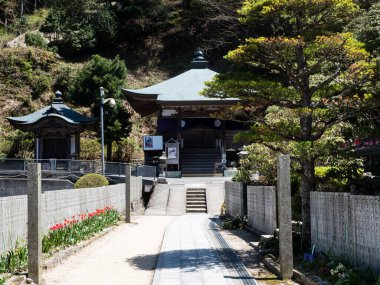 Saijo, Ehime Bölgesi, Japonya - 12 Nisan 2018: Shikoku hac yolculuğunun 60 numaralı tapınağı Yokomineji 'de