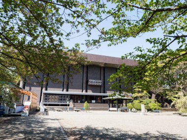 Saijo, Ehime Bölgesi, Japonya - 12 Nisan 2018: Shikoku hac yolculuğunun 61 numaralı Kouonji tapınağının ana salonu