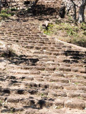 Kamboçya, Oudong 'daki bir dağ tapınağına giden taş adımlar.
