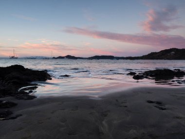 Playa Hermosa plajında gün batımı - Guanacaste bölgesi, Kosta Rika