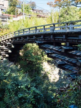 Otsuki, Yamanashi Bölgesi, Japonya - 26 Ekim 2017: Kai Saruhashi, Japonya 'nın sıradışı üç köprüsünden biri.