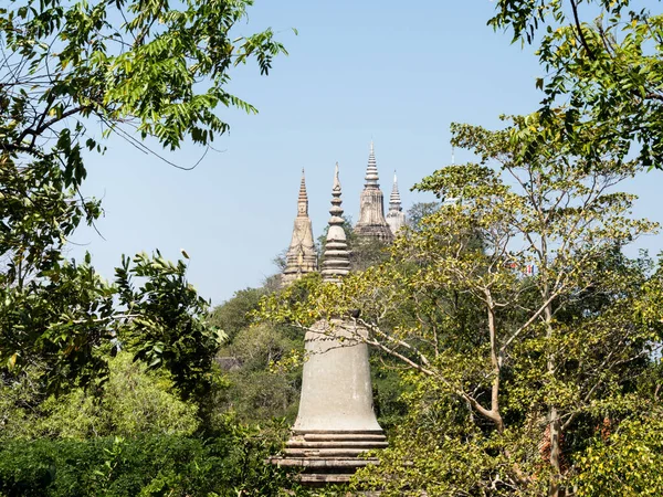 Oudong dağ tapınağı kompleksindeki Stupas, Kamboçya 'daki eski başkent ve kraliyet konutu