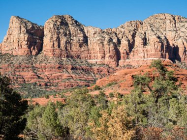 Bell Rock 'tan Red Rock oluşumlarının manzara görüntüsü - Adliye Binası Butte patika başı - Sedona, AZ, ABD