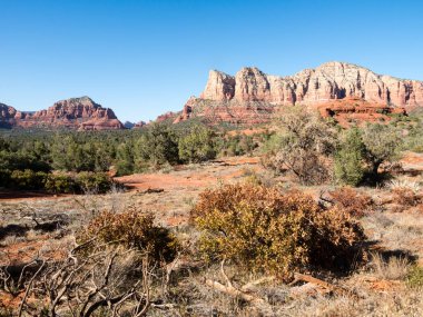 Bell Rock 'tan Red Rock oluşumlarının manzara görüntüsü - Adliye Binası Butte patika başı - Sedona, AZ, ABD
