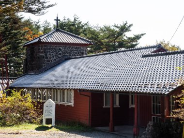 Kiyosato, Yamanashi Bölgesi, Japonya - 25 Ekim 2017: Kiyosato Seisenryo Kilisesi, tarihi otel ve Yatsugatake Dağları 'ndaki geri çekilme merkezi