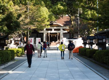 Kofu, Yamanashi Bölgesi, Japonya - 26 Ekim 2017: Takeda Tapınağı 'nda ziyaretçiler