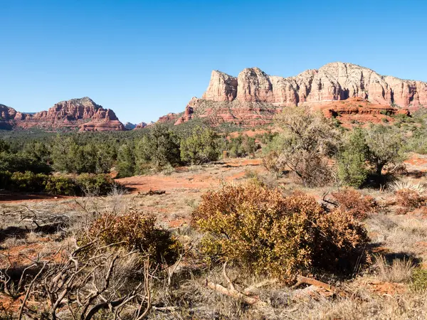 Bell Rock 'tan Red Rock oluşumlarının manzara görüntüsü - Adliye Binası Butte patika başı - Sedona, AZ, ABD