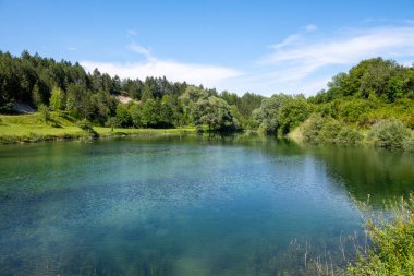 Hırvatistan 'ın ünlü Plitvice göllerine yakın dağ bölgesi Lika' nın yeşil ormanlarından akan güzel, turkuaz renkli Korana nehri
