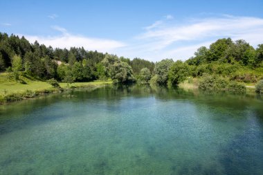 Hırvatistan 'ın ünlü Plitvice göllerine yakın dağ bölgesi Lika' nın yeşil ormanlarından akan güzel, turkuaz renkli Korana nehri